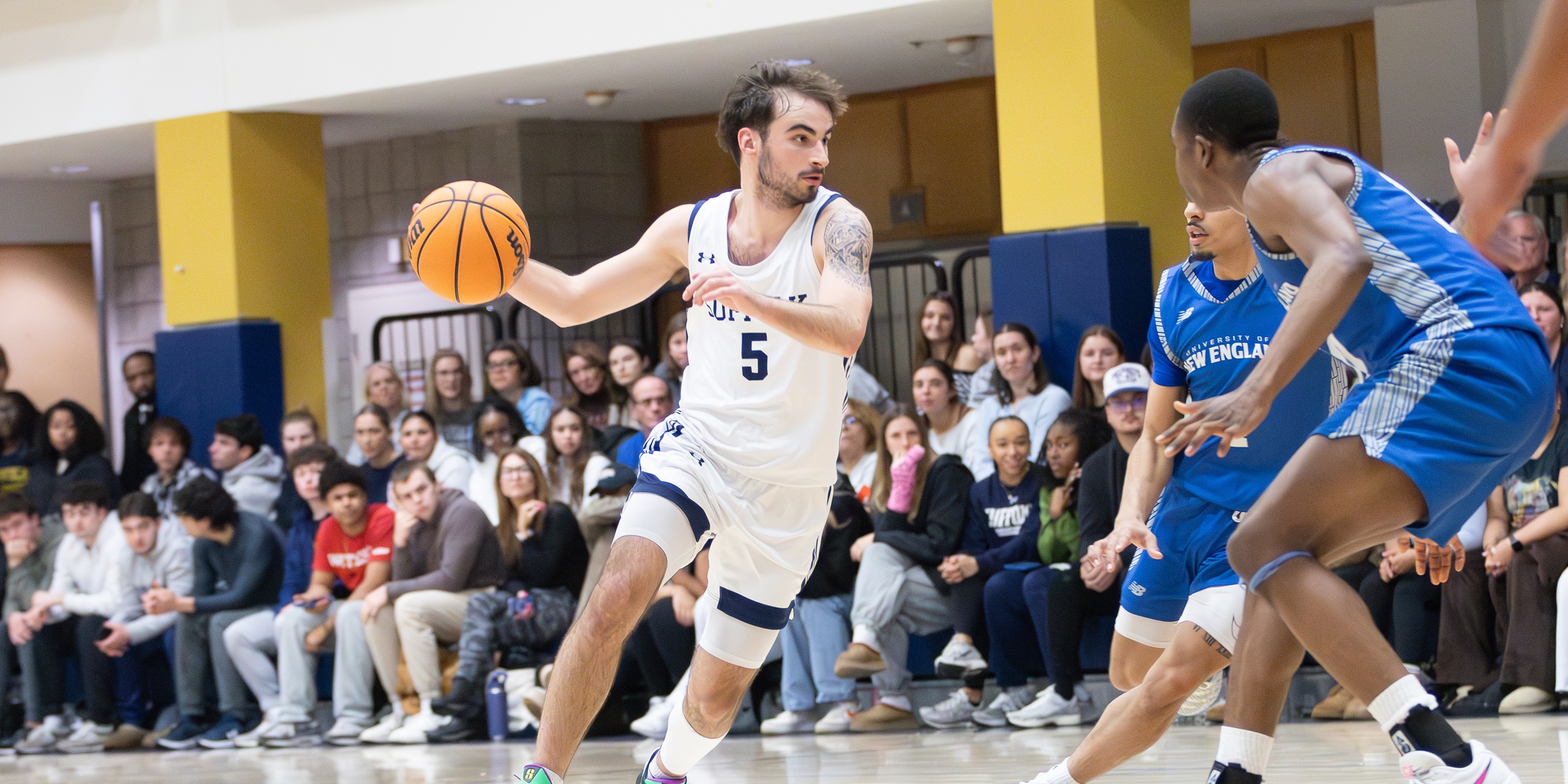 Men&rsquo;s Basketball Outlasts UNE in CNE First Round, 75-67