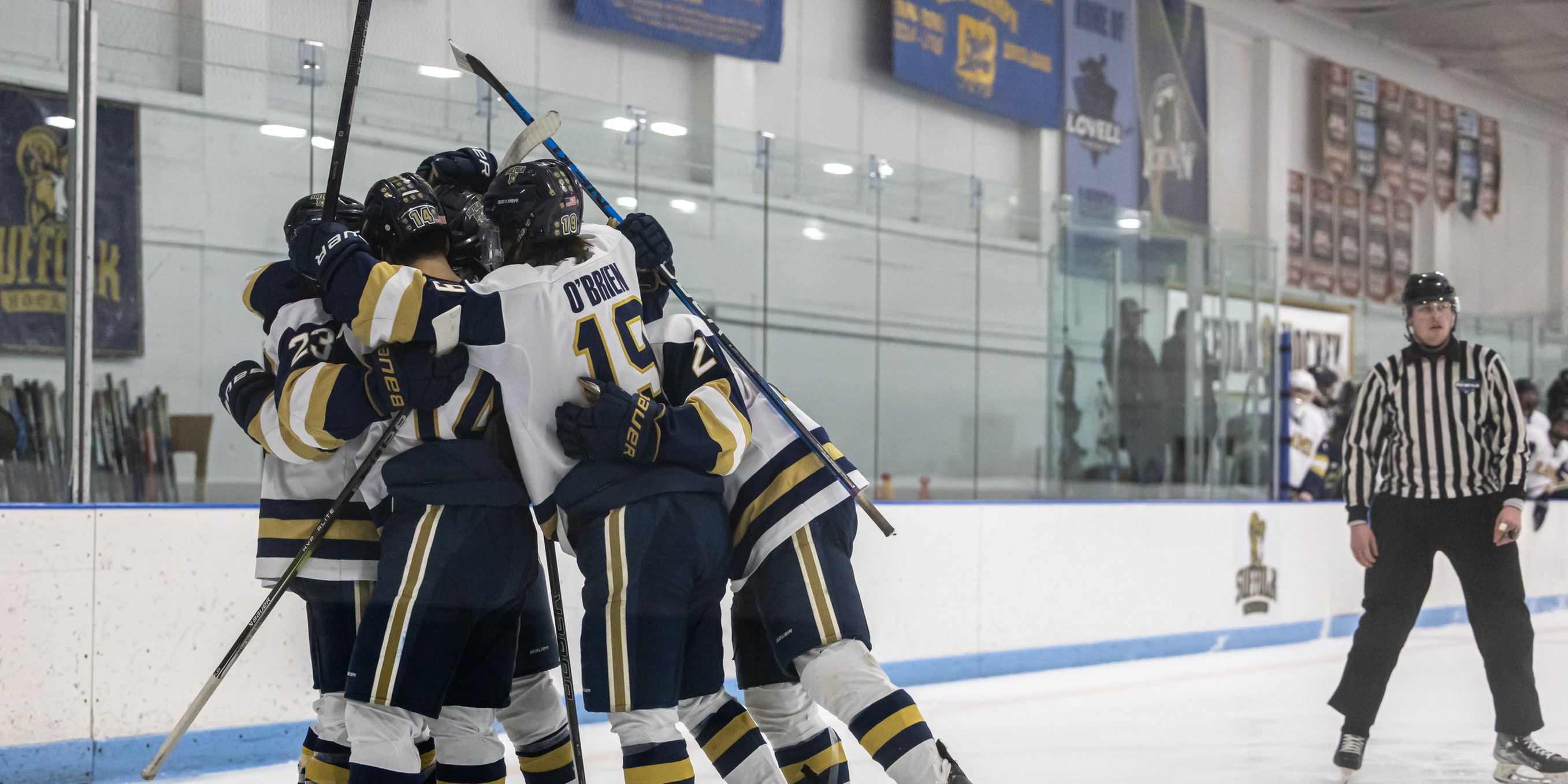 Men&rsquo;s Hockey Seals Spot in CNE Semis, Shutouts Nichols in First Round, 4-0