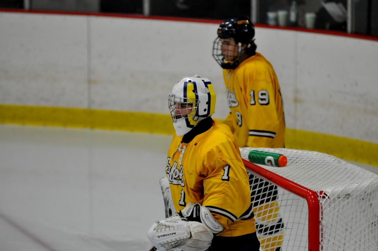 Smolarek Makes 41 Saves In Hockey Victory