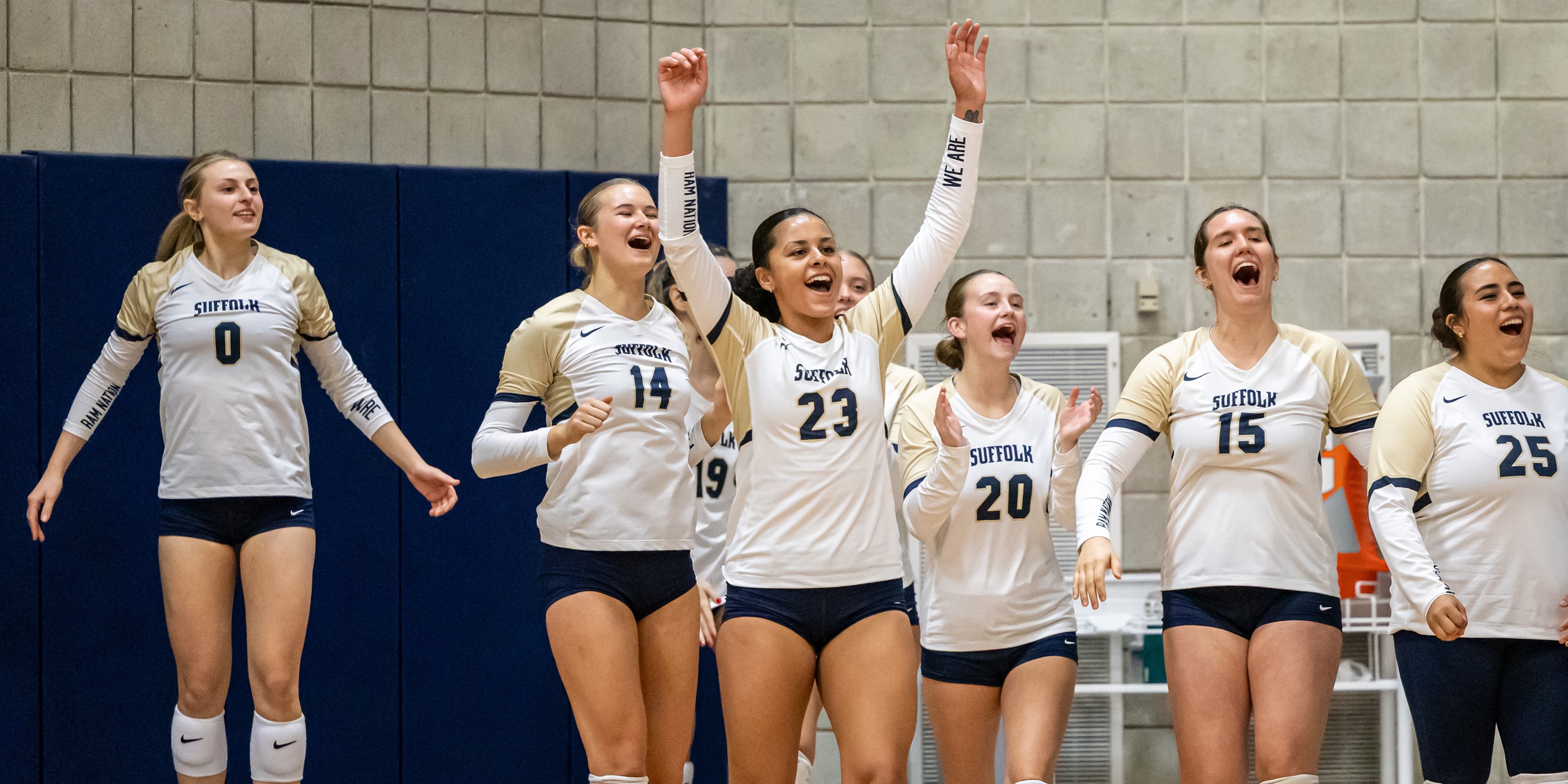 Women&rsquo;s Volleyball Blocks Southern Maine in Three