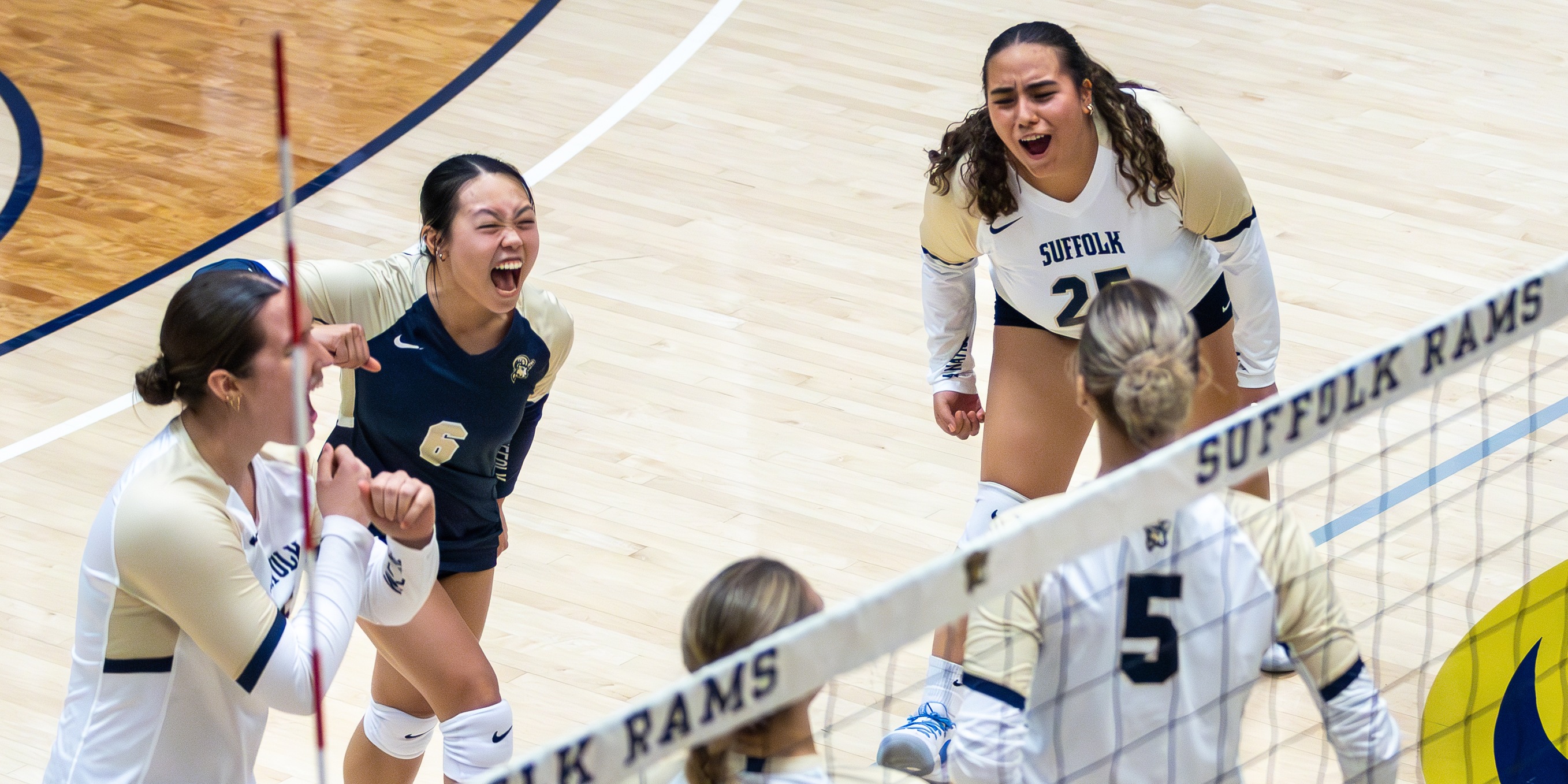 Women&rsquo;s Volleyball Handles Curry in Straight Sets