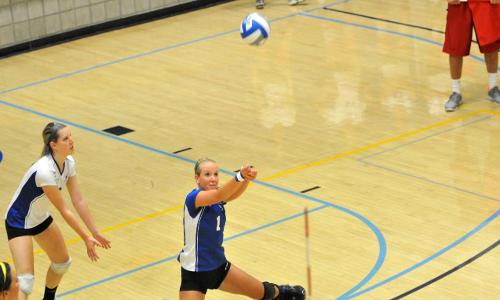Volleyball Splits Tri-Match on Saturday